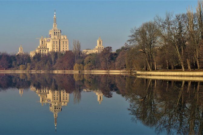 Bucarest à vélo - Triumph Arch and Herăstrău Park: Monarchy, WWI, and a Real Breather