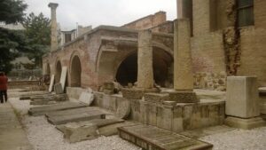 Bucharest: 2-Hour City Highlights Bike Tour - Old Town landmarks: Old Court Citadel, Manuc’s Inn, Stravopoleos Church