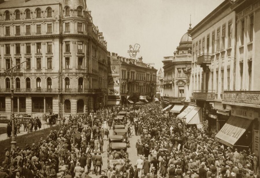 Bucharest: 2-Hour City Highlights Bike Tour - Calea Victoriei by bicycle: the boulevard where power shows its face