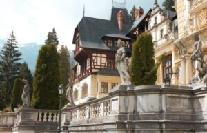 Bucharest: Dracula's Castle, Peleș Castle & Brașov Day Trip - Peleș Castle timing and how the guided visit works inside