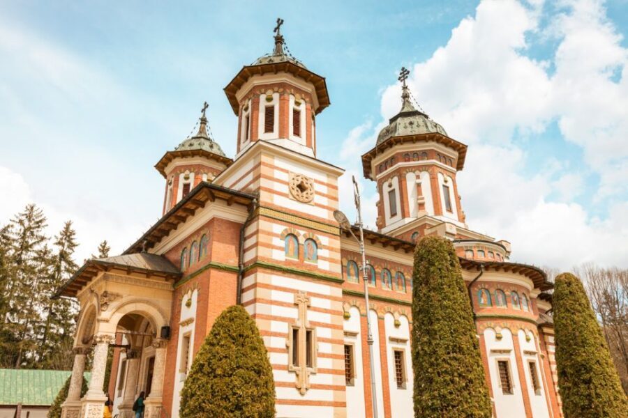 Bucharest: Dracula’s Castle, Peles Castle & Brasov Day Trip - Bran Castle and Dracula: myths, history, and a hilltop fortress mood