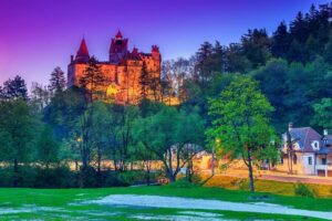 Bucharest: Peles & Dracula's Castle and Brasov Full-Day Trip - Getting to the tour: Bucharest pickup and what to do with your 15 minutes