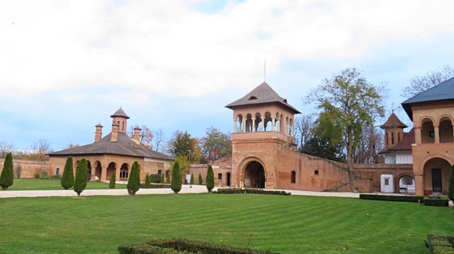 Bucharest Sightseeing Tour - Price and logistics: what $324 per group really buys