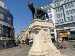 Bucharest: Walking tour with Italian speaking guide for small groups - Calea Victoriei’s elegant boulevard: history on a grand scale