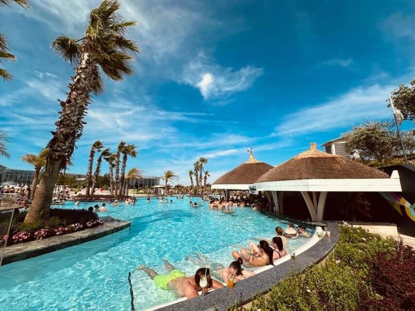 Bucuresti: Bucuresti Therme Transfer and Full-Day Access - Galaxy area: water slides and energetic breaks