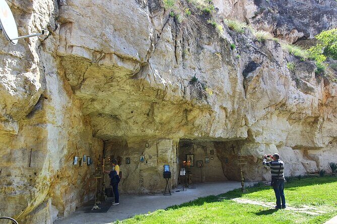 Bulgaria Day Trip - Private Tour from Bucharest - Veliko Tarnavo & Arbanasi - Tsarevets in Veliko Tarnavo: UNESCO Streets and the Medieval City Feel