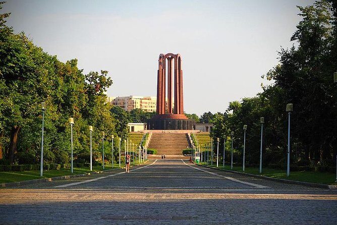 Communism Investigation Private Tour - Stop 2: Tomb of the Unknown Soldier and the “socialist heroes” framing
