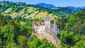 From Bucharest: Dracula's castle, Peles Castle and Brasov - Bucharest pickup at University Square and what your first hour feels like
