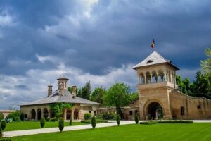 Small Group Tour to Mogosoaia Palace and Snagov Monastery - Snagov Monastery: The Island Stop Behind the Dracula Legend