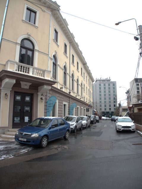 The Jewish heritage of Bucharest - half day walking tour - Avraham Kosher break time: snacks, fuel, and a pause