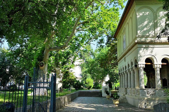 Unhealthy Food Tour of Bucharest – 4 hours - Best for: food-first people who still want city context